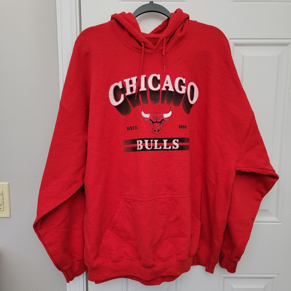 NBA Chicago Bulls Red Pullover Hoodie Kangaroo Pocket Sports Logo Mens Size 2XL - Picture 1 of 9